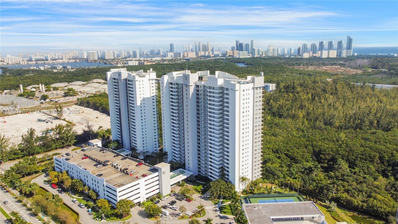 14951 Royal Oaks Ln, Unit 107 in North Miami, FL - Building Photo