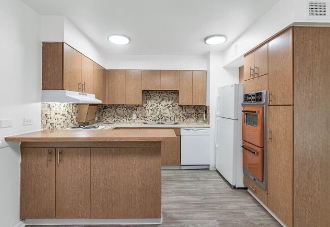The Phoenix Apartments on 6th Avenue in Phoenix, AZ - Building Photo - Building Photo