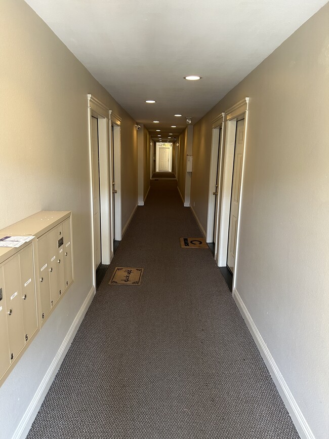 2470 Corinth Ave, Unit #3 in Los Angeles, CA - Building Photo - Building Photo