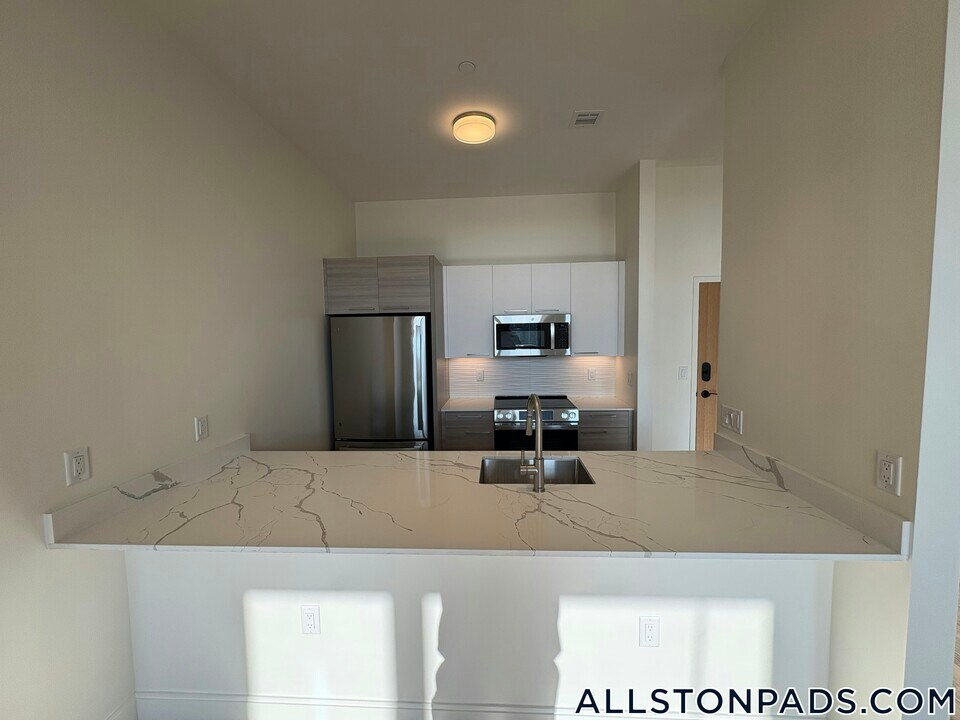 1079 Commonwealth Ave in Boston, MA - Building Photo