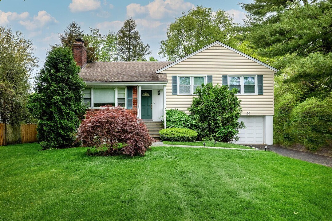 11 Latonia Rd in Rye Brook, NY - Building Photo