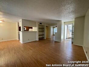 11311 Sir Winston St in San Antonio, TX - Foto de edificio - Building Photo