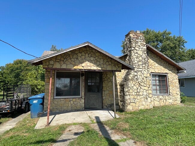 property at 318 W Victory St