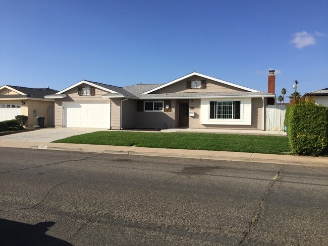 1630 Ionian St in San Diego, CA - Building Photo - Building Photo