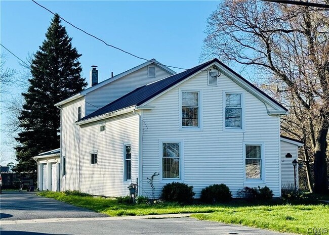 214 S Broad St in Sackets Harbor, NY - Building Photo - Building Photo