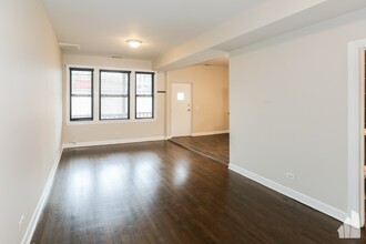 4655 N Lincoln Ave, Unit 2 in Chicago, IL - Building Photo - Building Photo