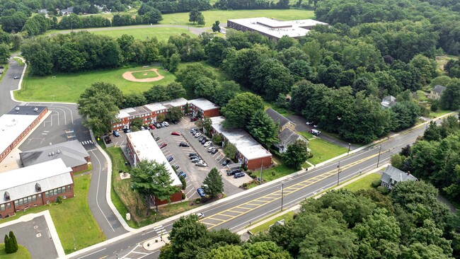 Country Manor in Feeding Hills, MA - Foto de edificio - Building Photo