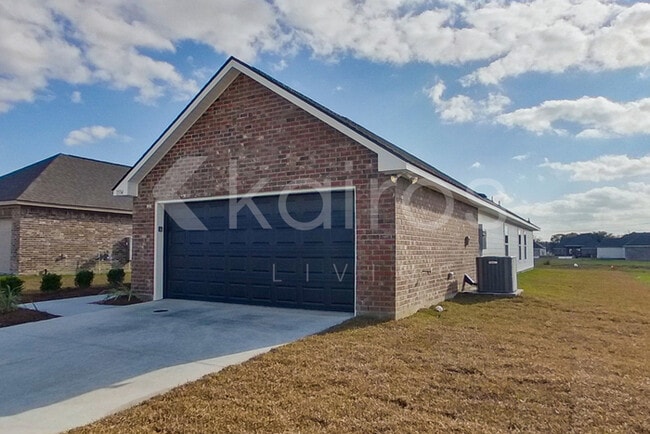 1534 Cannes Ave in Zachary, LA - Foto de edificio - Building Photo