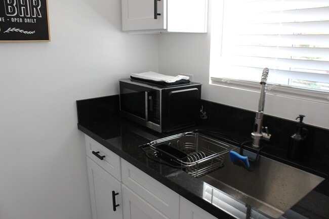 6623 Enfield Ave in Reseda, CA - Building Photo - Building Photo