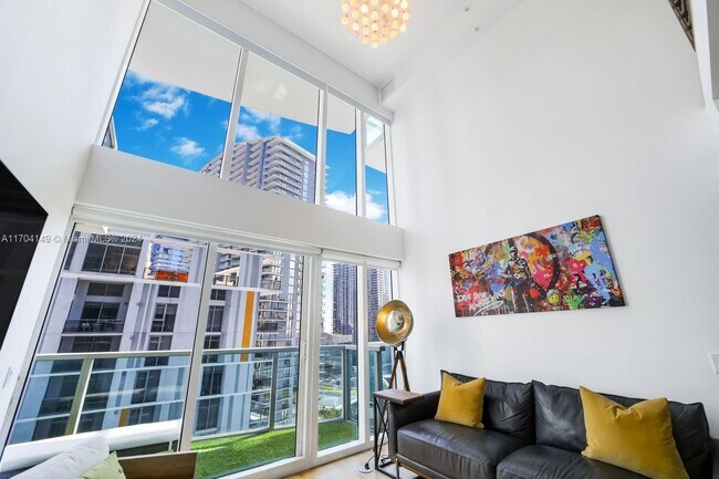 41 SE 5th St, Unit #1410 in Miami, FL - Foto de edificio - Building Photo