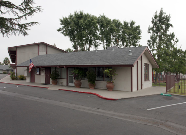 Cedar Gardens Apartments in Fresno, CA - Building Photo - Building Photo