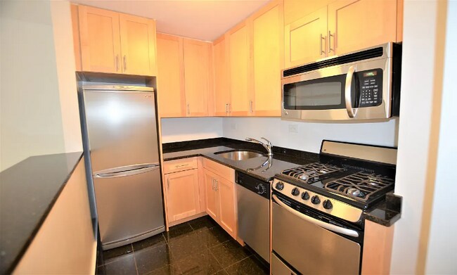 333 E 49th St in New York, NY - Building Photo - Building Photo