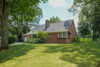 70 Oakridge Rd in Waterbury, CT - Building Photo - Building Photo