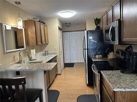 1122 Pecks Woods Dr in New Brighton, MN - Building Photo
