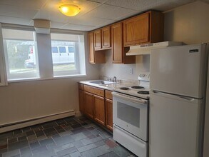 65 Curve St in Millis, MA - Foto de edificio - Building Photo