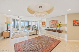 13675 Vanderbilt Dr in Naples, FL - Foto de edificio - Building Photo