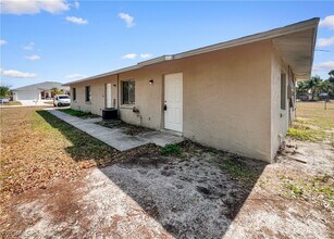 2239 Iris Way in Ft. Myers, FL - Building Photo - Building Photo