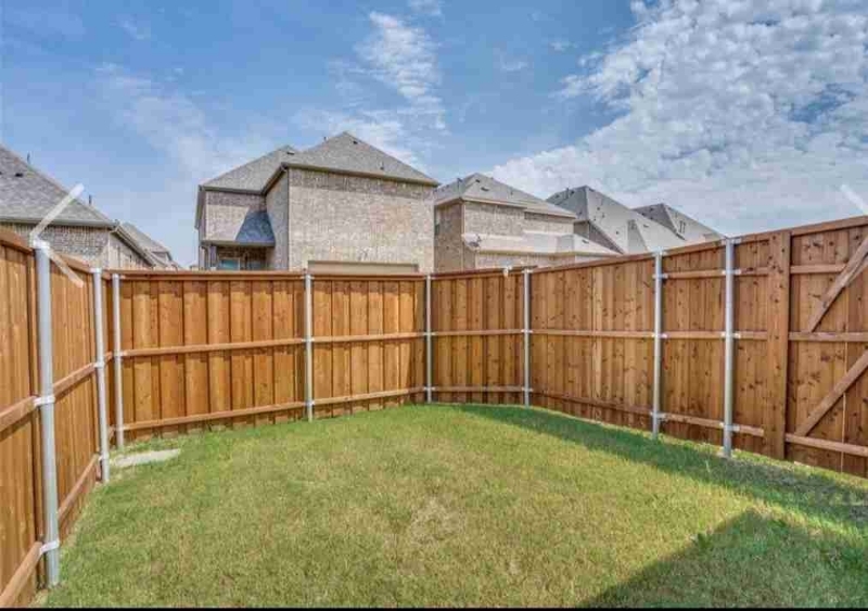 12736 Mercer Pkwy in Farmers Branch, TX - Building Photo