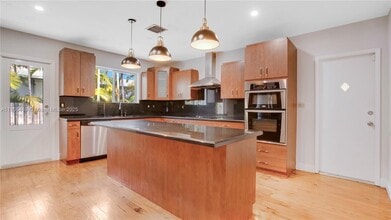 690 NE 51st St in Miami, FL - Building Photo - Building Photo