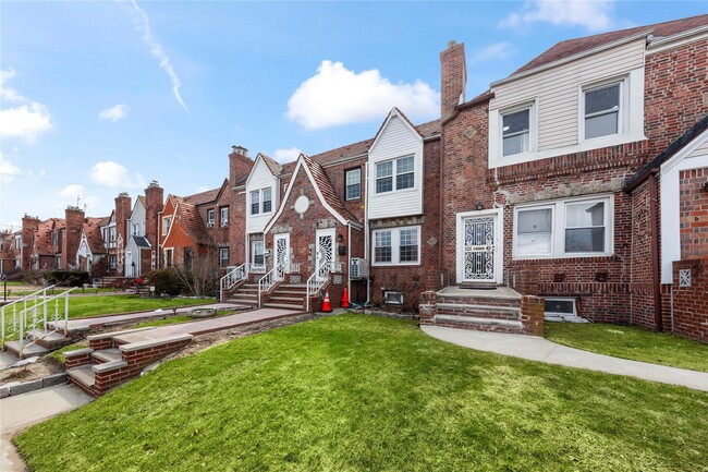 226-14 141st Ave in Queens, NY - Foto de edificio - Building Photo