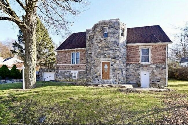 property at 2 Hollowbrook Pl