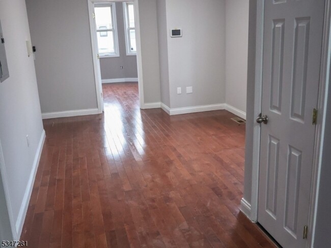 185 Oakwood Pl in Orange, NJ - Building Photo - Building Photo