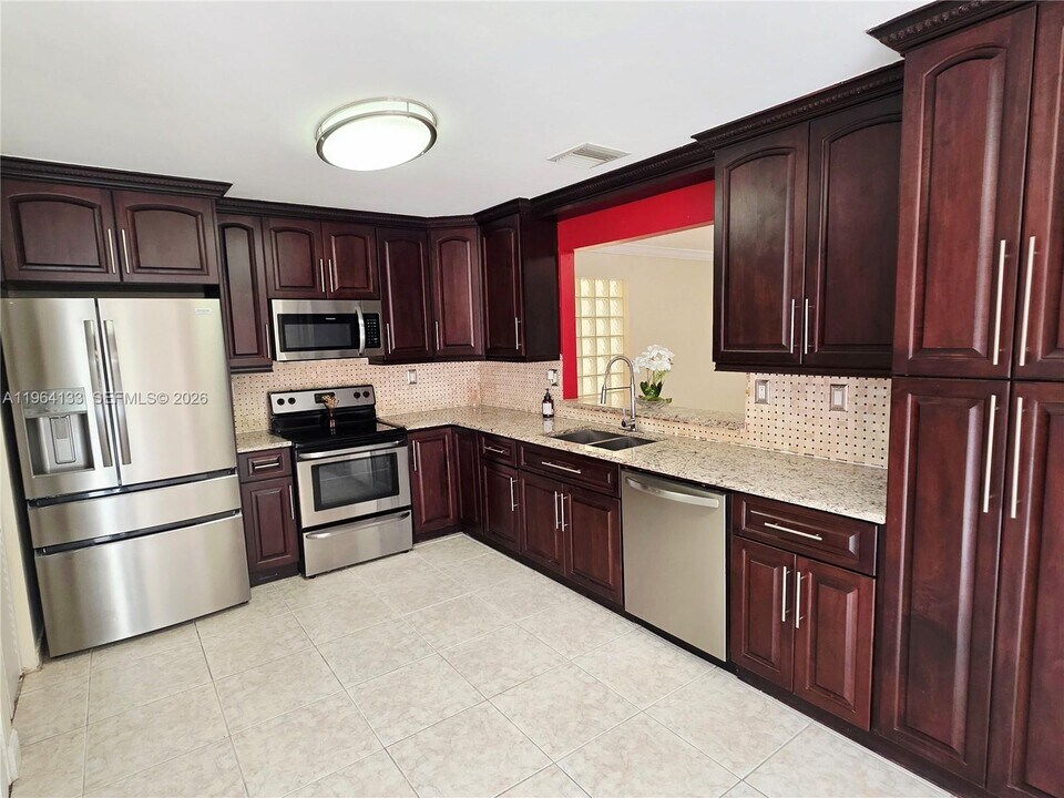 15222 SW 111th St in Miami, FL - Building Photo