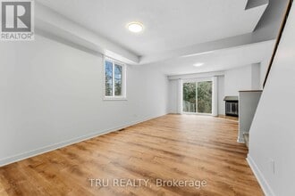 6512 Bilberry Dr in Ottawa, ON - Building Photo - Building Photo