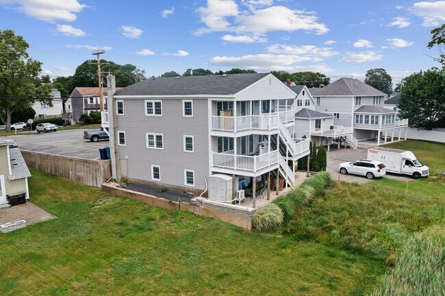 497 Winnacunnet Rd, Unit A in Hampton, NH - Foto de edificio - Building Photo