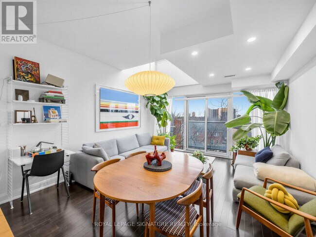 1636 Dundas St W in Toronto, ON - Building Photo - Building Photo