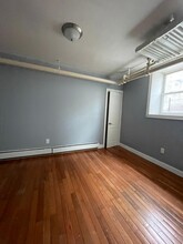 92 W 34th St, Unit Basement Apartment in Bayonne, NJ - Foto de edificio - Building Photo