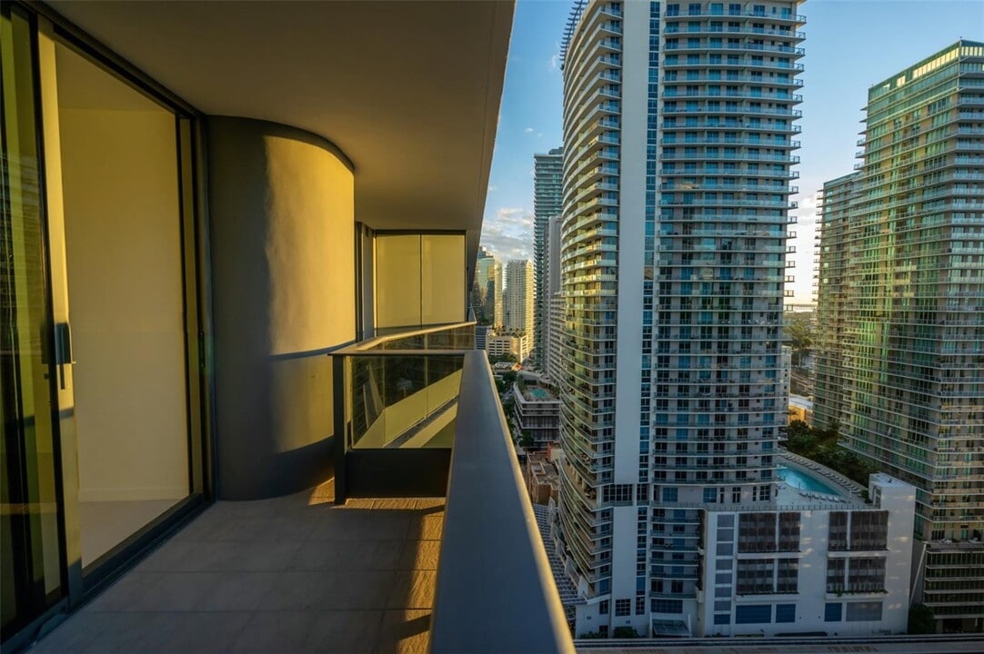 1000 Brickell Plz, Unit 2308 in Miami, FL - Building Photo