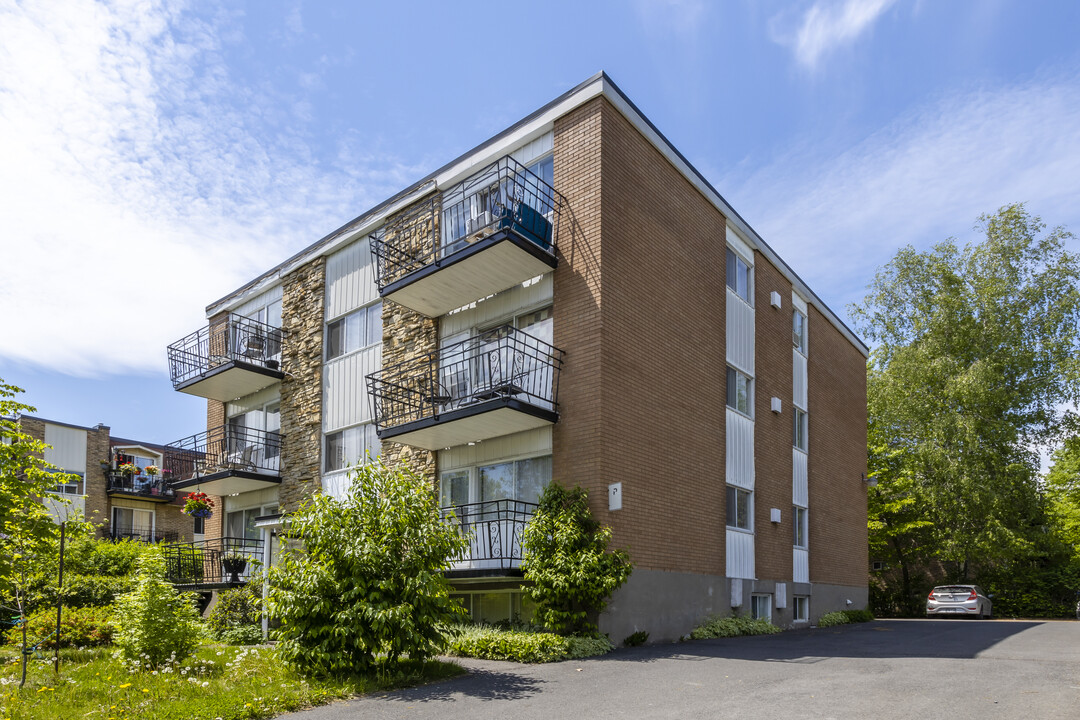 275 Seigneurial O in St-Bruno-de-Montarville, QC - Building Photo