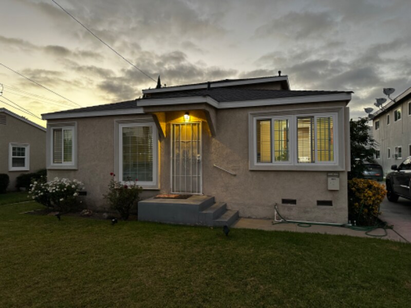 10541 Western Ave in Downey, CA - Building Photo