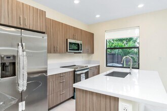 15862 NW 91st Ct in Miami Lakes, FL - Foto de edificio - Building Photo