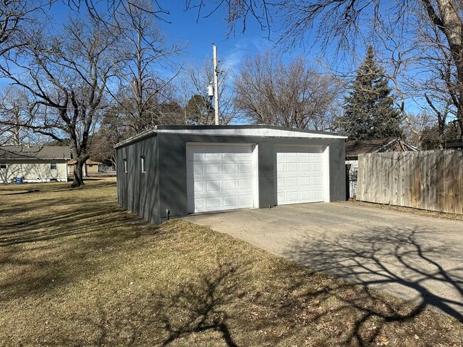 2110 Pioneer Blvd in Grand Island, NE - Building Photo - Building Photo