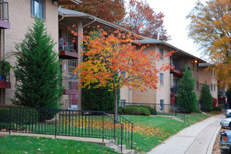 Springfield Gardens in Springfield, VA - Building Photo - Building Photo