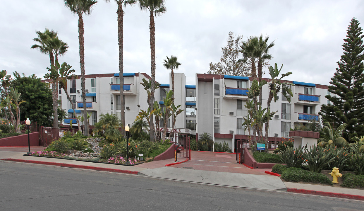 Pacific Isle Condominiums in San Diego, CA - Foto de edificio