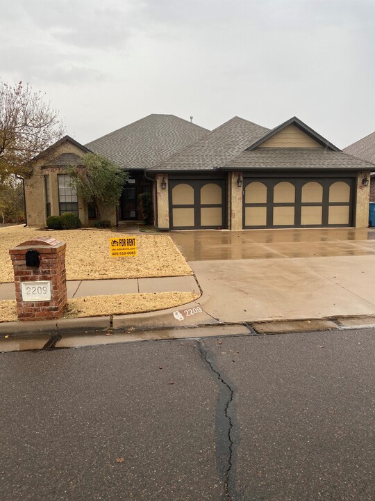 2209 Washita Trail in Edmond, OK - Building Photo