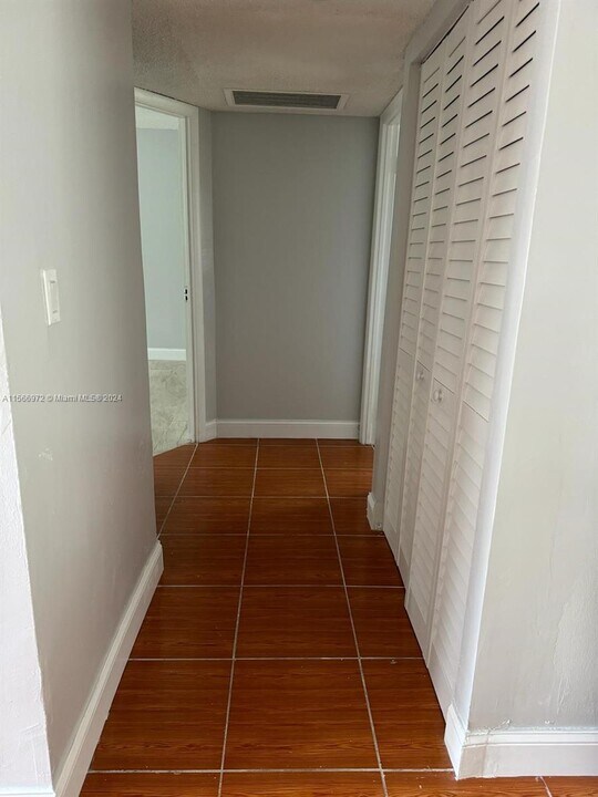 5000 NW 36th St, Unit 402 in Lauderdale Lakes, FL - Building Photo