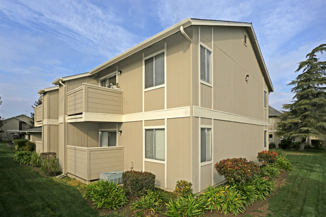 Autumn Run Apartments in Woodland, CA - Building Photo - Building Photo