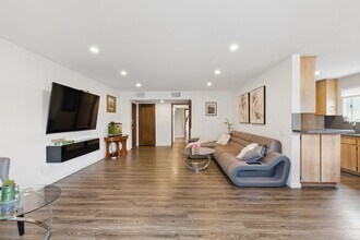 5400 Lindley Ave in Los Angeles, CA - Building Photo - Building Photo
