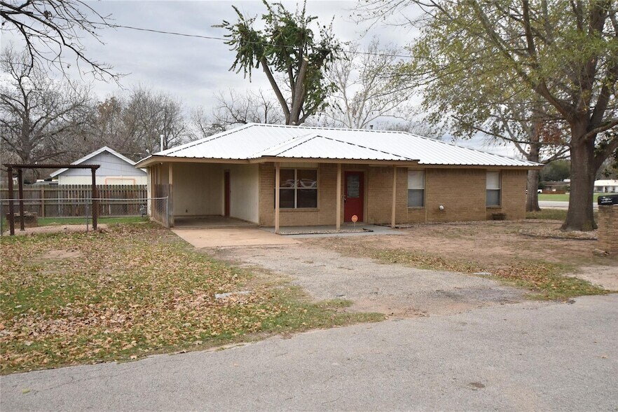 608 Wilkes St in Smithville, TX - Foto de edificio