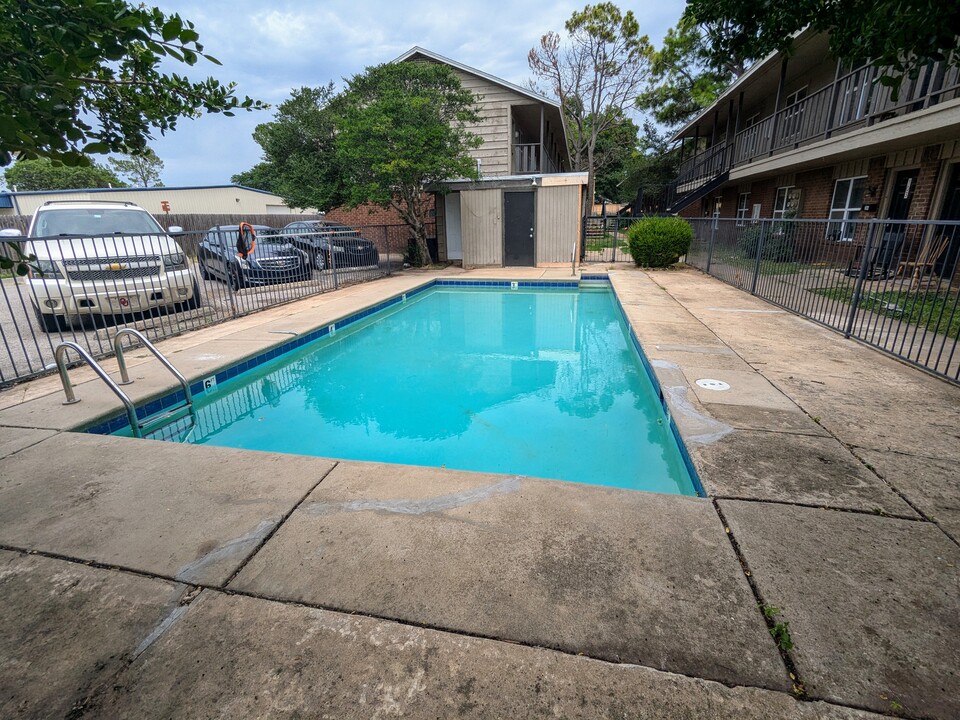 Stratford Square Apartments in Norman, OK - Building Photo