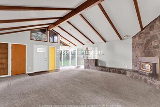 19992 South End Rd in Oregon City, OR - Building Photo - Building Photo