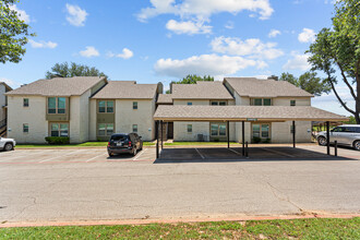 Courtyard Apartments and Mini Storage in Granbury, TX - Foto de edificio - Building Photo