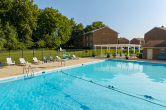 Chapel Manor Apartments in Nottingham, MD - Foto de edificio - Building Photo