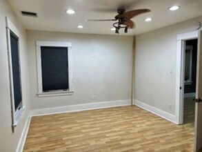 15247 Chatsworth St in Mission Hills, CA - Foto de edificio - Building Photo