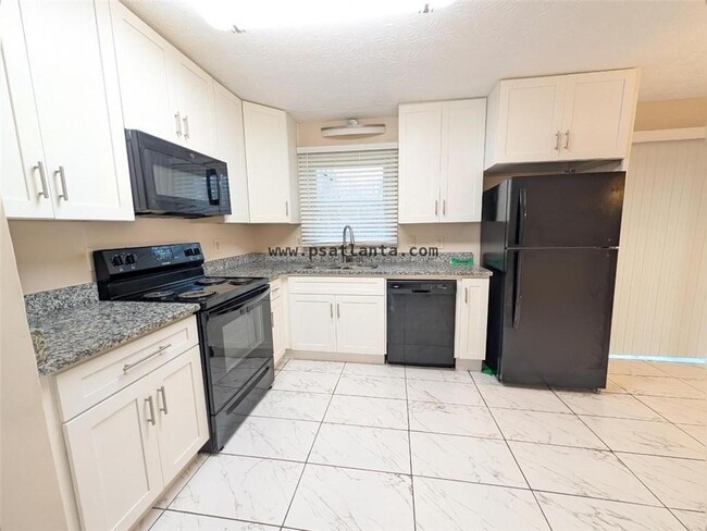 525 Cedar Wood Ct SW in College Park, GA - Building Photo - Building Photo