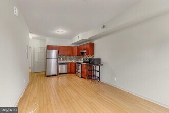 911 N 19th St-Unit -B in Philadelphia, PA - Building Photo - Building Photo